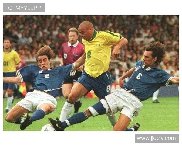 全球足坛巅峰对决 史上最强球星同框合影引爆热议 全球足坛巅峰对决 史上最强球星同框合影引爆热议