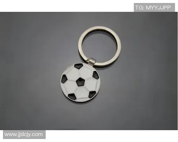 球星背包挂件足球造型，展现运动魅力与个性风格，成为潮流配饰新宠