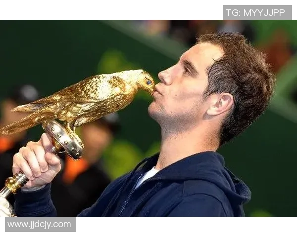 足球巨星亲吻奖杯瞬间：荣耀时刻与激情碰撞的象征